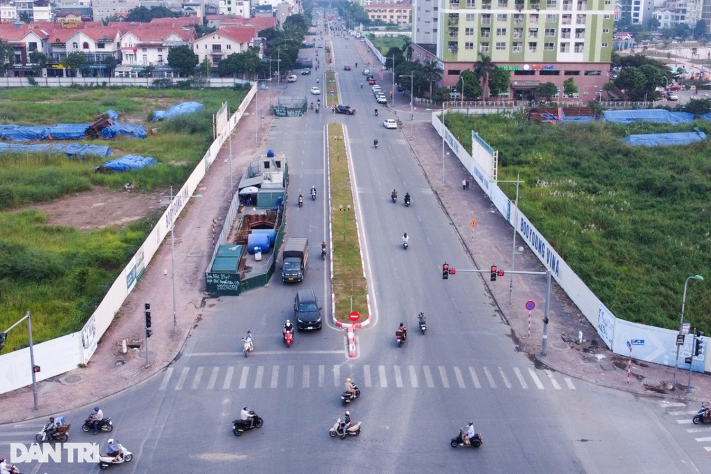 Hà Nội: Ma trận lô cốt, rào chắn trên đường Vũ Trọng Khánh - 1 Hà Nội: Ma trận lô cốt, rào chắn trên đường Vũ Trọng Khánh - 1