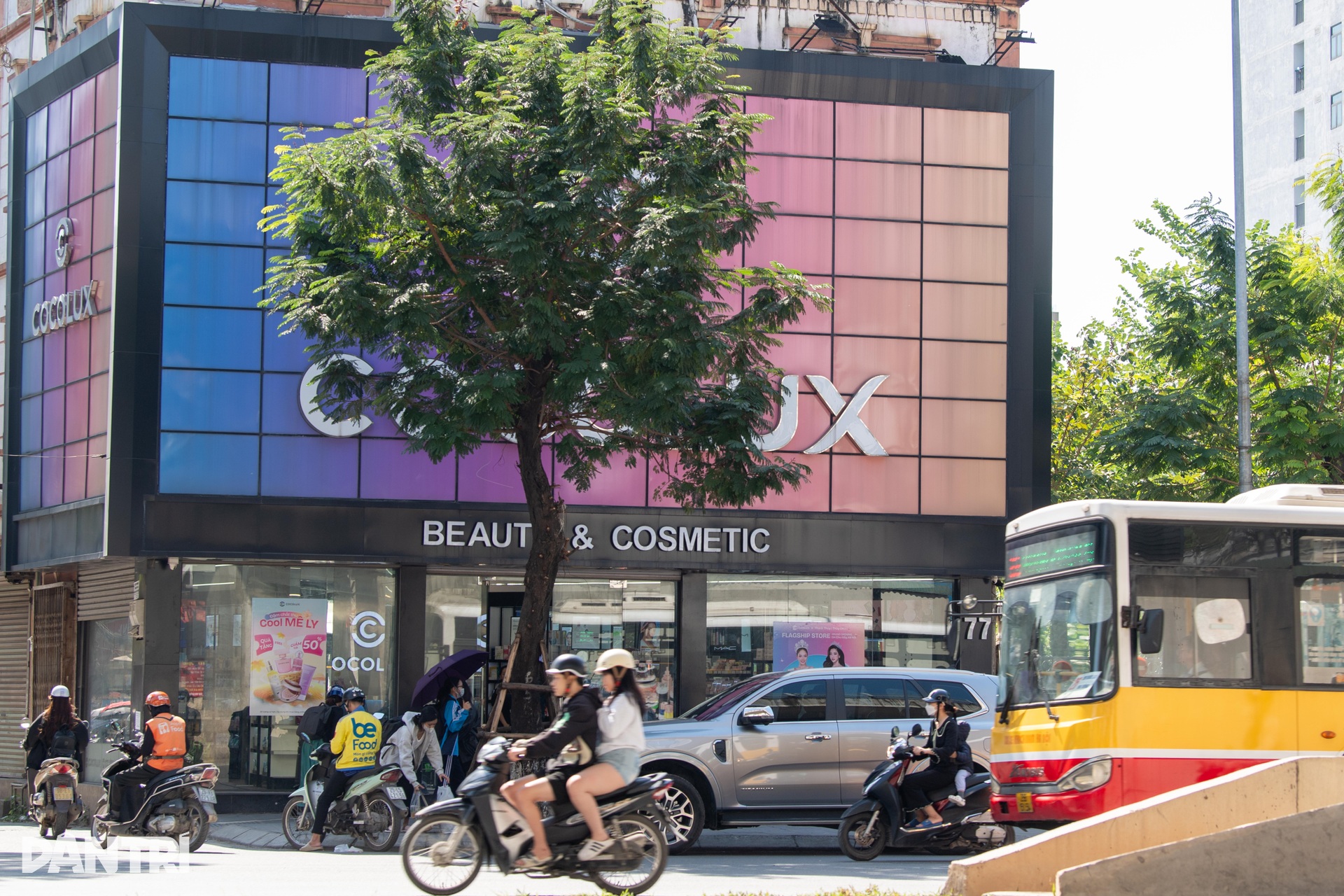 Ma trận bảng, biển quảng cáo gây mất mỹ quan đô thị Hà Nội - 11 Ma trận bảng, biển quảng cáo gây mất mỹ quan đô thị Hà Nội - 11