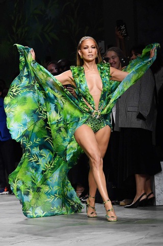 Cơ bụng hoàn hảo và đường cong gợi cảm của Jennifer Lopez ở tuổi U60 - 7