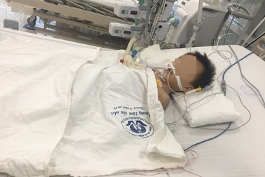 Bé trai hơn 2 tuổi bị ngộ độc paracetamol, suy gan vì uống thuốc hạ sốt của người lớn