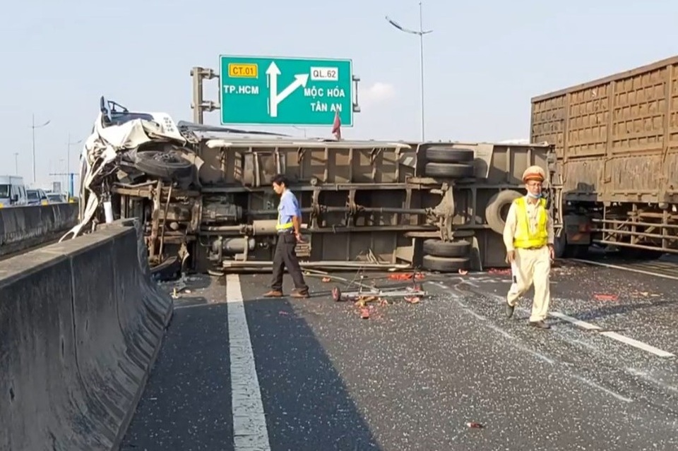 Xe khách tông xe tải lật ngang, dưa hấu lăn lóc trên cao tốc - 2 Xe khách tông xe tải lật ngang, dưa hấu lăn lóc trên cao tốc - 2