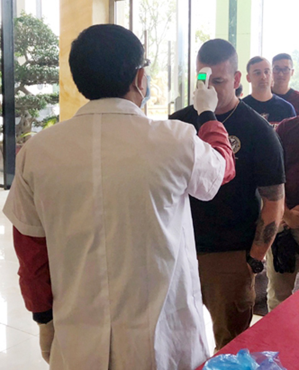 Đo thân nhiệt cho 19 người Mỹ lưu trú gần khu vực cảng Vũng Áng - 2 Đo thân nhiệt cho 19 người Mỹ lưu trú gần khu vực cảng Vũng Áng - 2