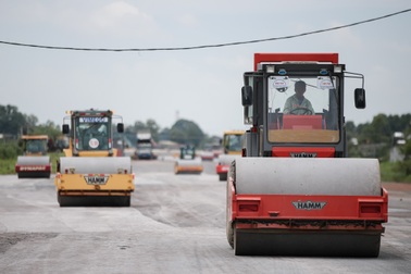 Hối hả trên công trường cao tốc Bến Lức - Long Thành