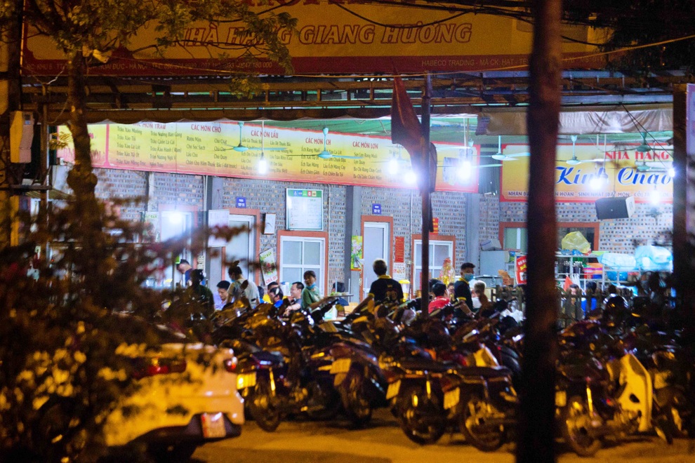 Hà Nội xử lý nghiêm quán ăn, nhà hàng lơ là phòng dịch - 1