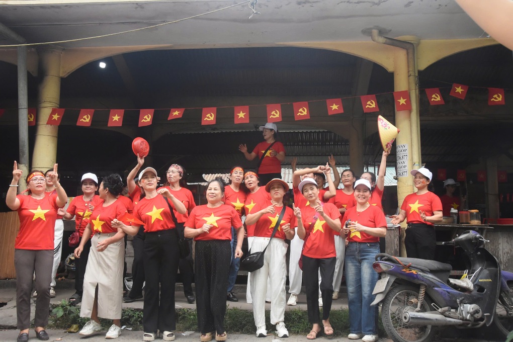 Tiểu thương nhuộm đỏ khu chợ bằng đồng phục và cờ Tổ quốc trong ngày 30/4 - 3