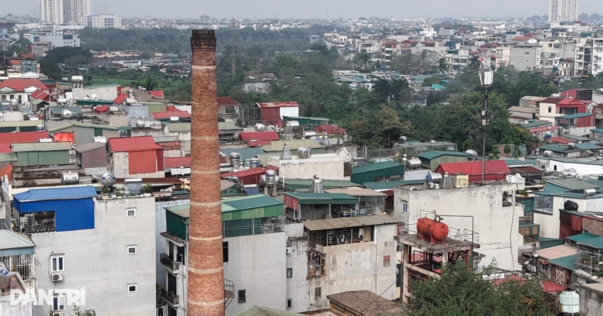 View - Cột khói khổng lồ ở Hà Nội nằm giữa khu chung cư cao tầng, cách nhà dân 15m | Báo Dân trí