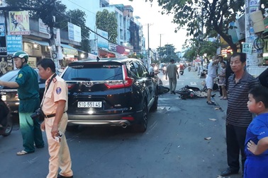 TPHCM: Ô tô húc 3 xe máy, 3 người bị thương