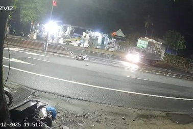 Hình ảnh xe máy tông vào cột biển báo giao thông trong đêm tại Huế