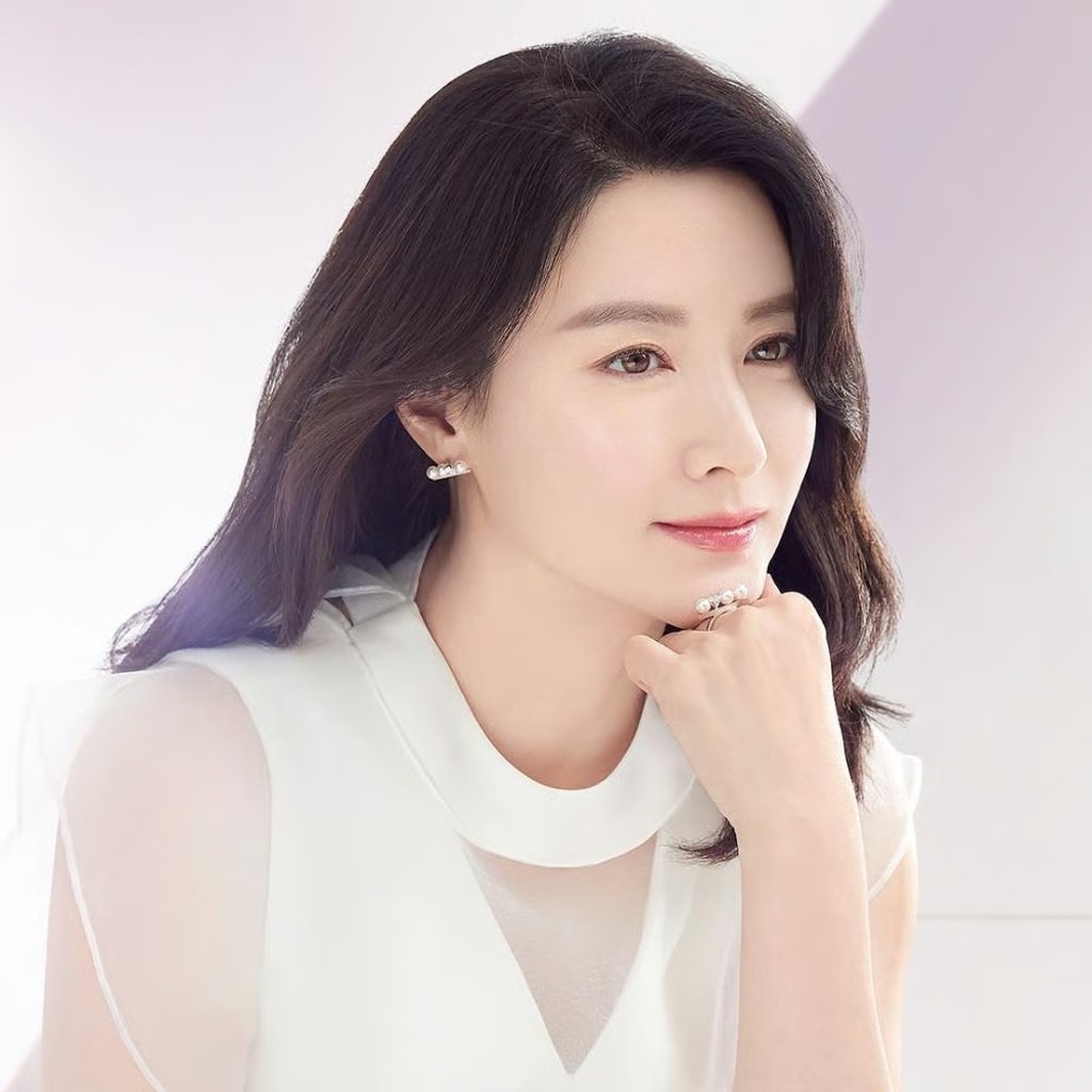 Quốc bảo nhan sắc Hàn Quốc Lee Young Ae tự tin khoe nếp nhăn ở tuổi 54 - 6 Quốc bảo nhan sắc Hàn Quốc Lee Young Ae tự tin khoe nếp nhăn ở tuổi 54 - 6