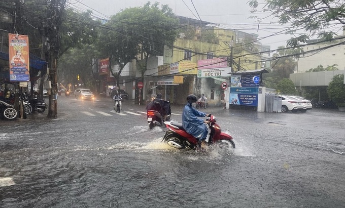 Mưa lớn gây ngập lụt, Đà Nẵng cho học sinh nghỉ học ngày 16/10.