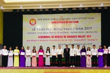 Trao gần 3 tỷ đồng học bổng Vallet đến HS, SV nghèo vượt khó 3 tỉnh miền Trung