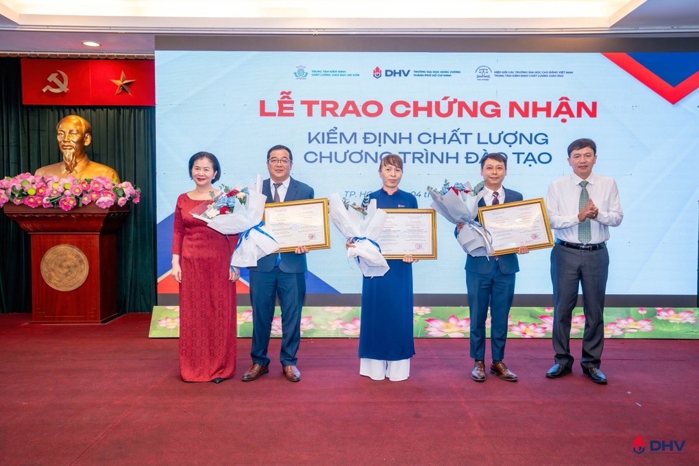 Trường Đại học Hùng Vương nhận chứng nhận kiểm định chất lượng chương trình đào tạo - 2