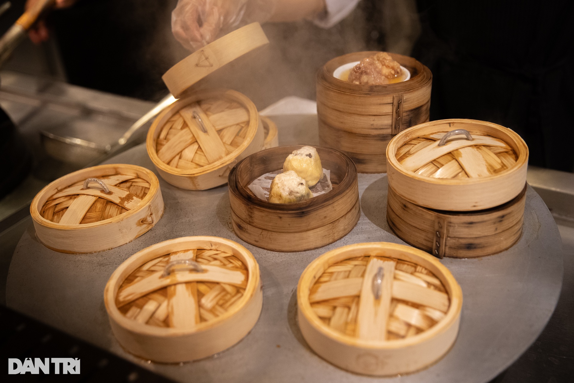Nhà hàng hơn 2 thập kỷ ở TPHCM đưa bào ngư, vàng lá vào dimsum - 9 Nhà hàng hơn 2 thập kỷ ở TPHCM đưa bào ngư, vàng lá vào dimsum - 9