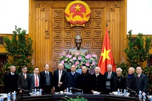 Thủ tướng gặp mặt cựu chuyên gia Việt Nam giúp Campuchia thoát nạn diệt chủng