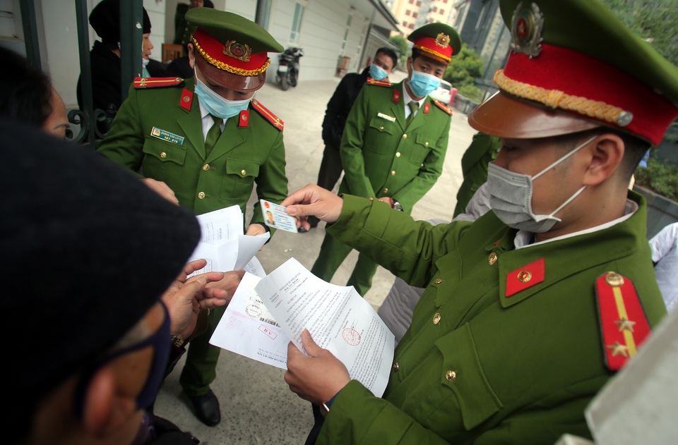Hàng nghìn bị hại vụ Liên Kết Việt xếp ghế xem xử án - 4 Hàng nghìn bị hại vụ Liên Kết Việt xếp ghế xem xử án - 4