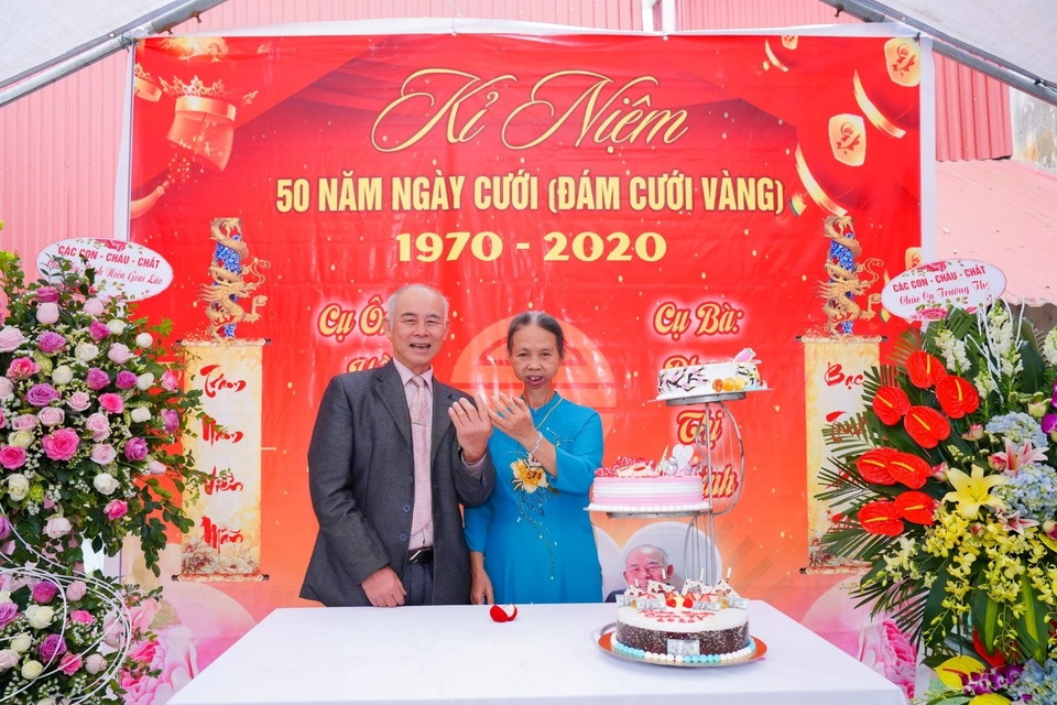 Xúc động bộ ảnh “đám cưới vàng” của cụ bà mắc bệnh ung thư ở Hà Nội - 3 Xúc động bộ ảnh “đám cưới vàng” của cụ bà mắc bệnh ung thư ở Hà Nội - 3