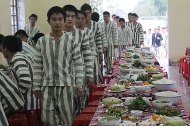 Giấc mơ sum họp gia đình ở bữa cơm tất niên trong trại giam