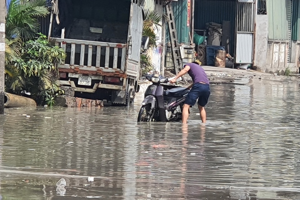 Vụ xả thải bất chấp gây ngập trường học: Đình chỉ 6 cơ sở sản xuất giấy - 2 Vụ xả thải bất chấp gây ngập trường học: Đình chỉ 6 cơ sở sản xuất giấy - 2
