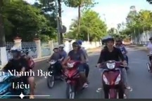 Nhóm thanh niên chạy xe dàn hàng, bốc đầu, hát hò loạn phố