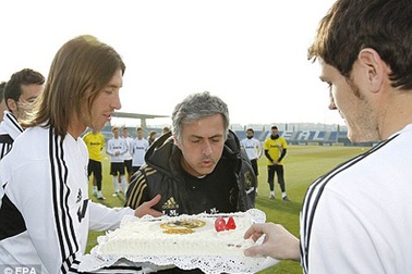 Mourinho nhận quà sinh nhật bất ngờ từ học trò