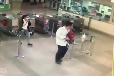 Dừng lại rửa tay rồi "thó luôn" chai nước sát khuẩn