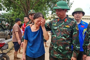 "Lũ ngập đến tận nóc, nhà tôi không còn một hạt gạo, một hạt muối nào"