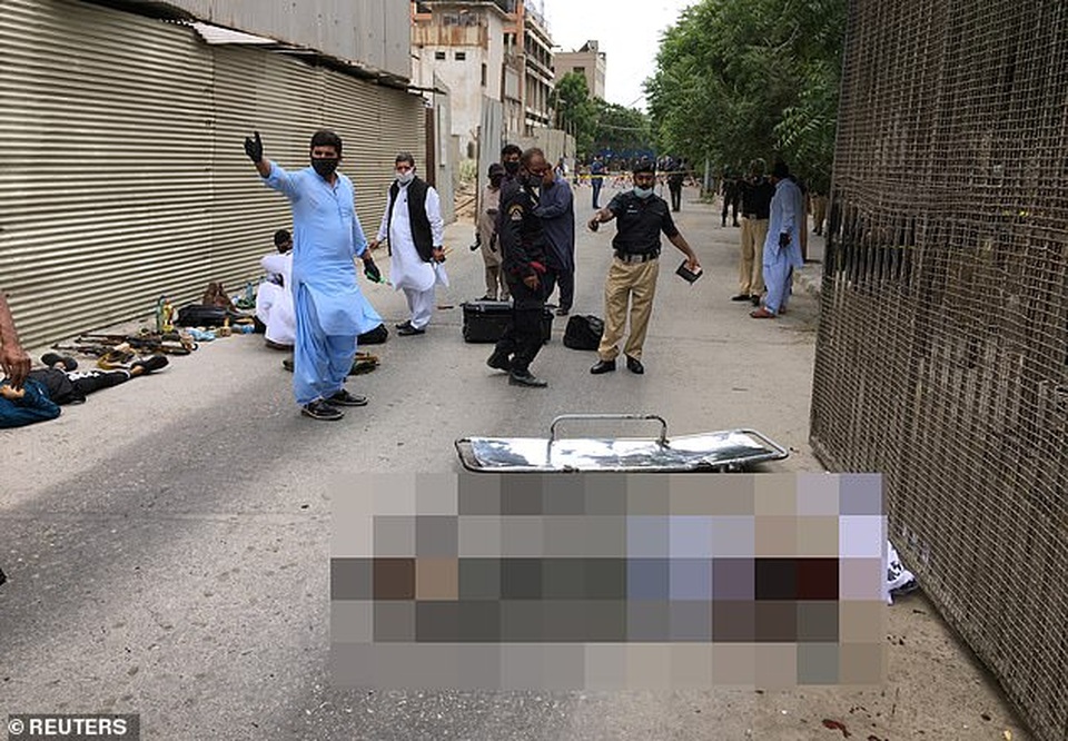 Xả súng kinh hoàng tại sàn giao dịch chứng khoán Pakistan, 9 người chết - 3 Xả súng kinh hoàng tại sàn giao dịch chứng khoán Pakistan, 9 người chết - 3