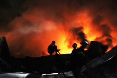 Biển lửa bao trùm công ty mũ bảo hiểm