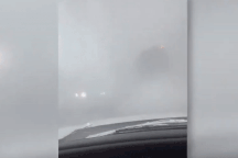 Khoảnh khắc lốc xoáy lật tung xe hơi trên đường cao tốc Mỹ