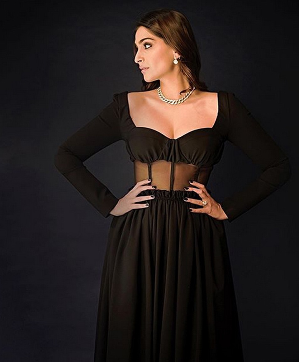 Minh tinh Ấn Độ Sonam Kapoor diện váy hở sâu khoe vòng một gợi cảm - 3 Minh tinh Ấn Độ Sonam Kapoor diện váy hở sâu khoe vòng một gợi cảm - 3