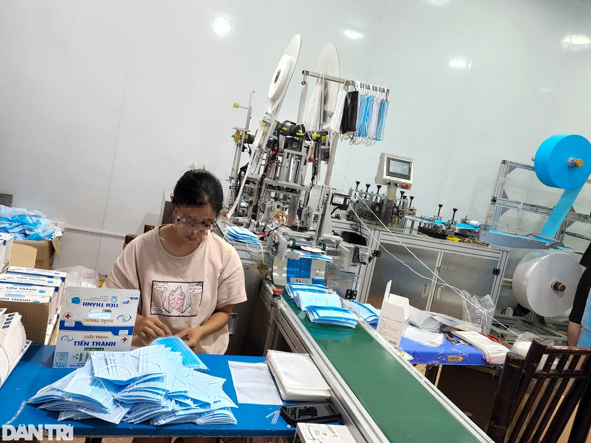 Chủ xưởng kiếm tiền tỷ từ khẩu trang, trả lương công nhân hơn giám đốc - 3 Chủ xưởng kiếm tiền tỷ từ khẩu trang, trả lương công nhân hơn giám đốc - 3