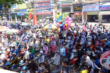 Chật vật đến khu vui chơi ngày nghỉ lễ