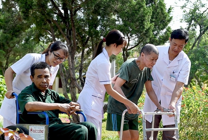 Cán bộ, nhân viên Trung tâm Điều dưỡng thương binh Nho Quan chăm sóc thương binh, bệnh binh nặng