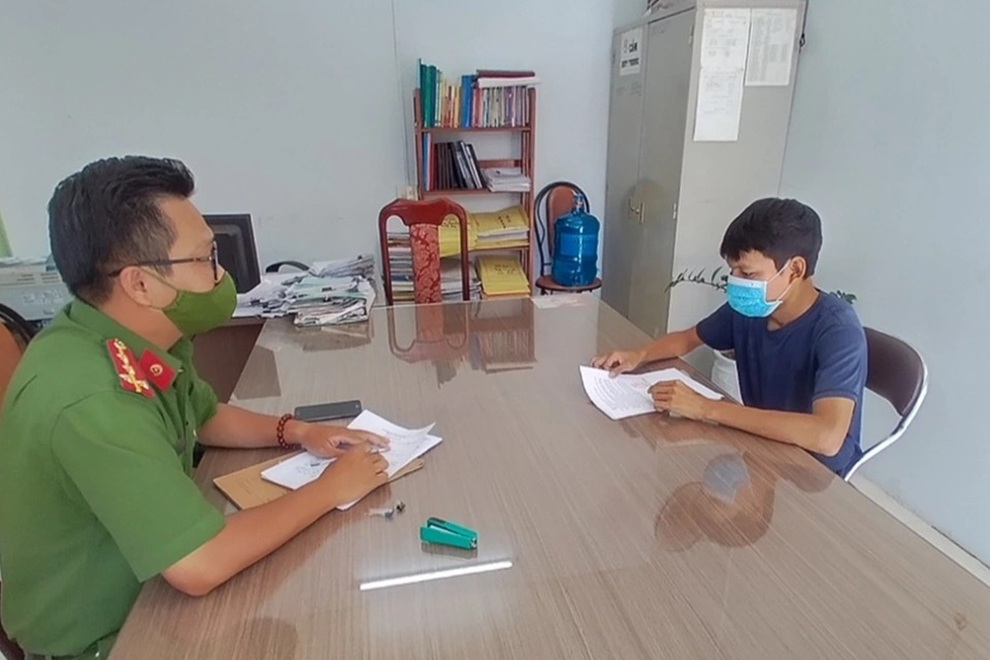 Thanh niên trong vụ bánh mì không phải thực phẩm bị phạt 2 triệu đồng - 1 Thanh niên trong vụ bánh mì không phải thực phẩm bị phạt 2 triệu đồng - 1