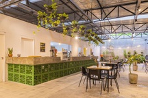 Quán cà phê từ vật liệu thô mộc vẫn đẹp bất ngờ nhờ "tuyệt chiêu" đơn giản