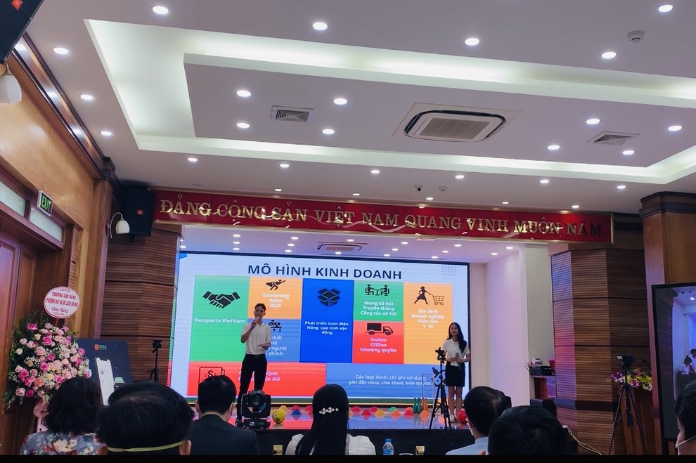 Sinh viên trường nghề khởi nghiệp với mô hình thể thao, đồng hồ khiếm thính - 4 Sinh viên trường nghề khởi nghiệp với mô hình thể thao, đồng hồ khiếm thính - 4