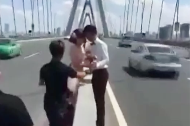 Cặp đôi "liều mình" chụp ảnh cưới giữa hai làn xe trên cầu Nhật Tân