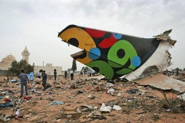 Máy bay chở 104 người vỡ vụn, 1 bé trai sống sót