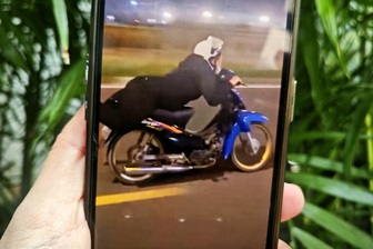 Nam thanh niên “diễn xiếc” trên yên xe máy ở TPHCM