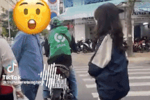 Xe ôm truyền thống ngăn cản xe công nghệ đón khách giữa trung tâm TPHCM