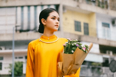 Diễn viên Mai Bích Trâm sánh đôi cùng Trương Quốc Huy dạo phố ngày Xuân