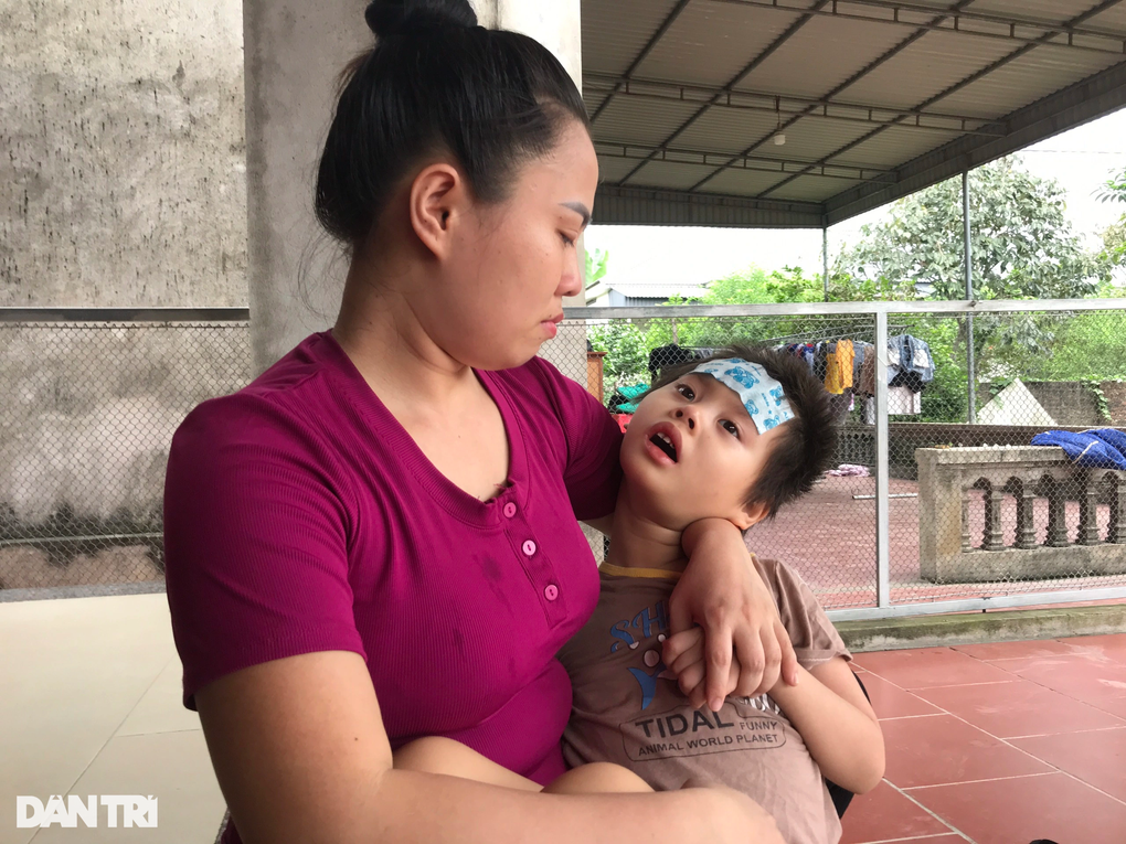 Bé gái 5 tuổi mềm như sợi bún, người mẹ trẻ lo mất con bất cứ lúc nào - 2 Bé gái 5 tuổi mềm như sợi bún, người mẹ trẻ lo mất con bất cứ lúc nào - 2