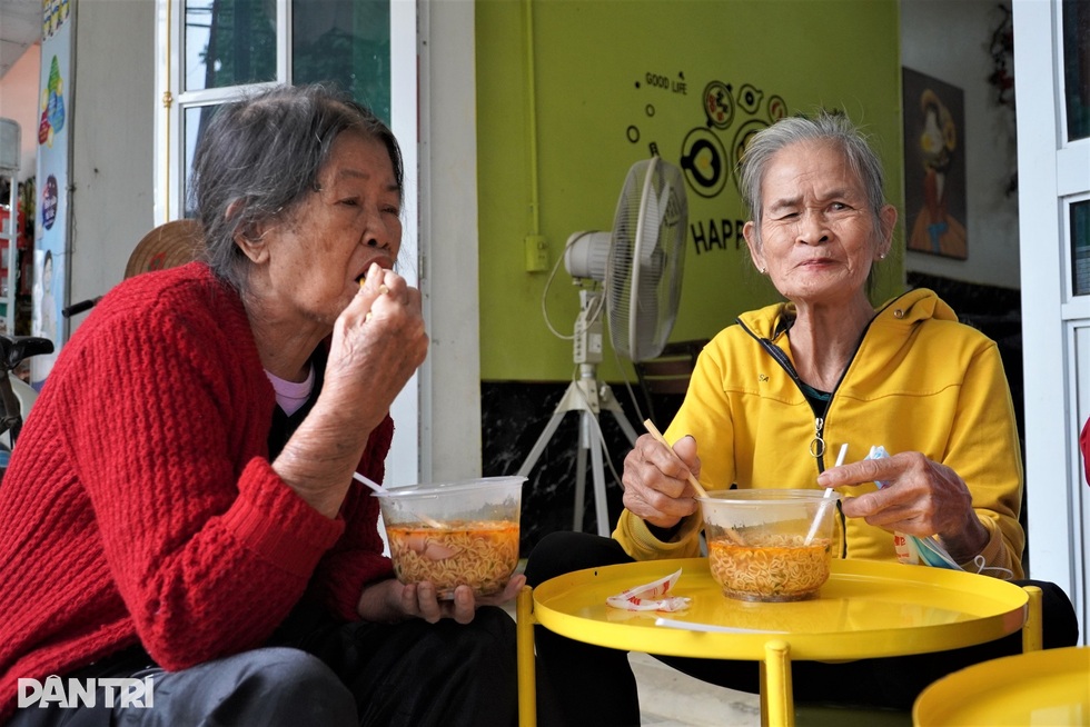 Tiệm mì gói chỉ 1.000 đồng, có thêm trứng và xúc xích - 5