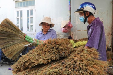 Đơn hàng giảm 50%, chủ cơ sở chổi đót thừa nhận sự thật đau lòng
