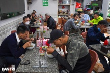 Hàng ăn, quán cafe tấp nập trong ngày đầu phục vụ khách tại chỗ