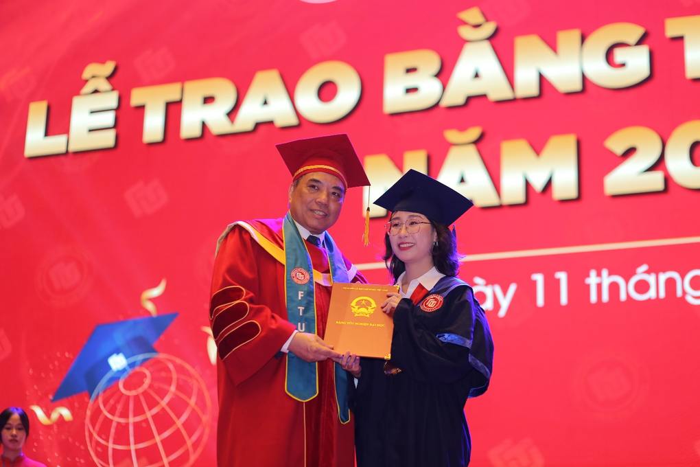 Sinh viên trường Đại học Ngoại thương cùng khóc, cười trong ngày tốt nghiệp - 3 Sinh viên trường Đại học Ngoại thương cùng khóc, cười trong ngày tốt nghiệp - 3