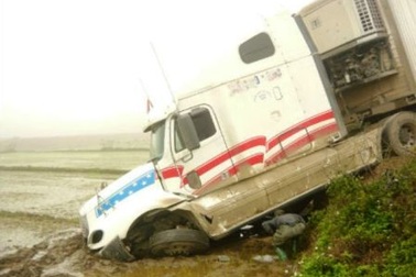 Xe container lao xuống ruộng, quốc lộ ách tắc nghiêm trọng