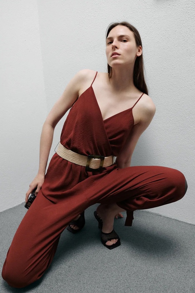 Mỹ nhân Hàn cùng diện jumpsuit 2 dây: Jennie gợi cảm, Lisa cá tính, riêng Irene rón rén nhất hội vì sợ lộ hàng - Ảnh 8. Mỹ nhân Hàn cùng diện jumpsuit 2 dây: Jennie gợi cảm, Lisa cá tính, riêng Irene rón rén nhất hội vì sợ lộ hàng - Ảnh 8.