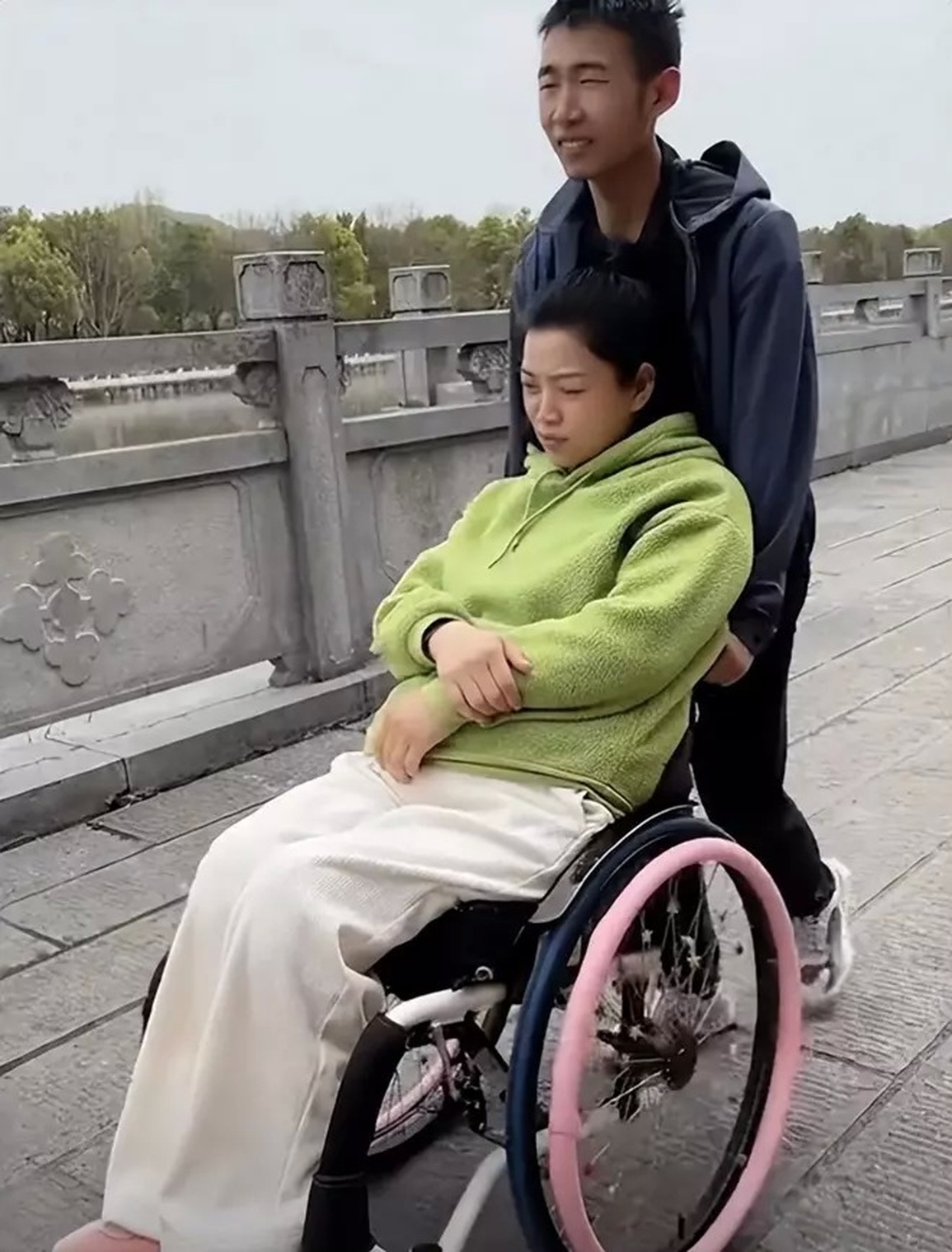 Người phụ nữ bị liệt tìm được hạnh phúc bên con trai của bạn thân - 1 Người phụ nữ bị liệt tìm được hạnh phúc bên con trai của bạn thân - 1
