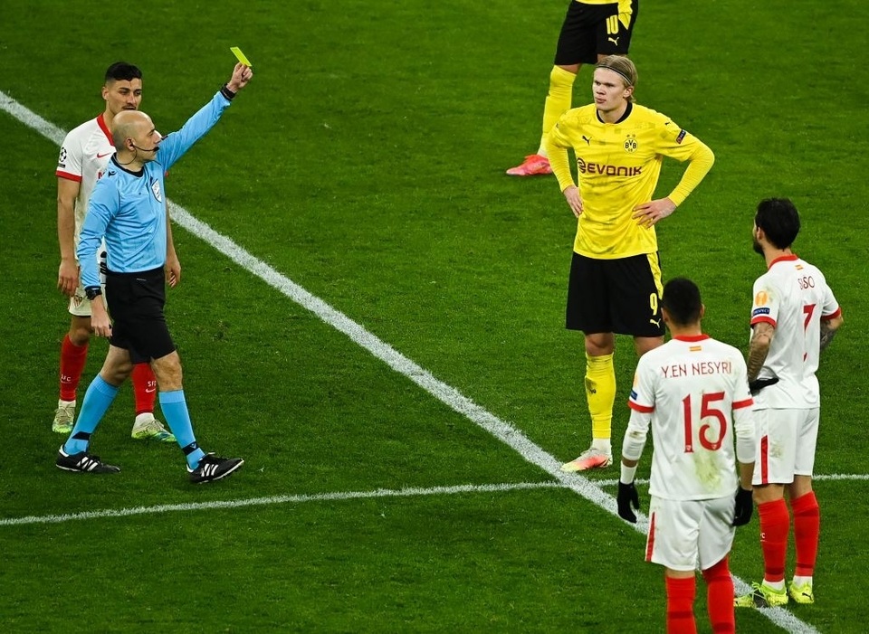 6 phút náo loạn ở trận cầu giữa Dortmund và Sevilla - 13 6 phút náo loạn ở trận cầu giữa Dortmund và Sevilla - 13